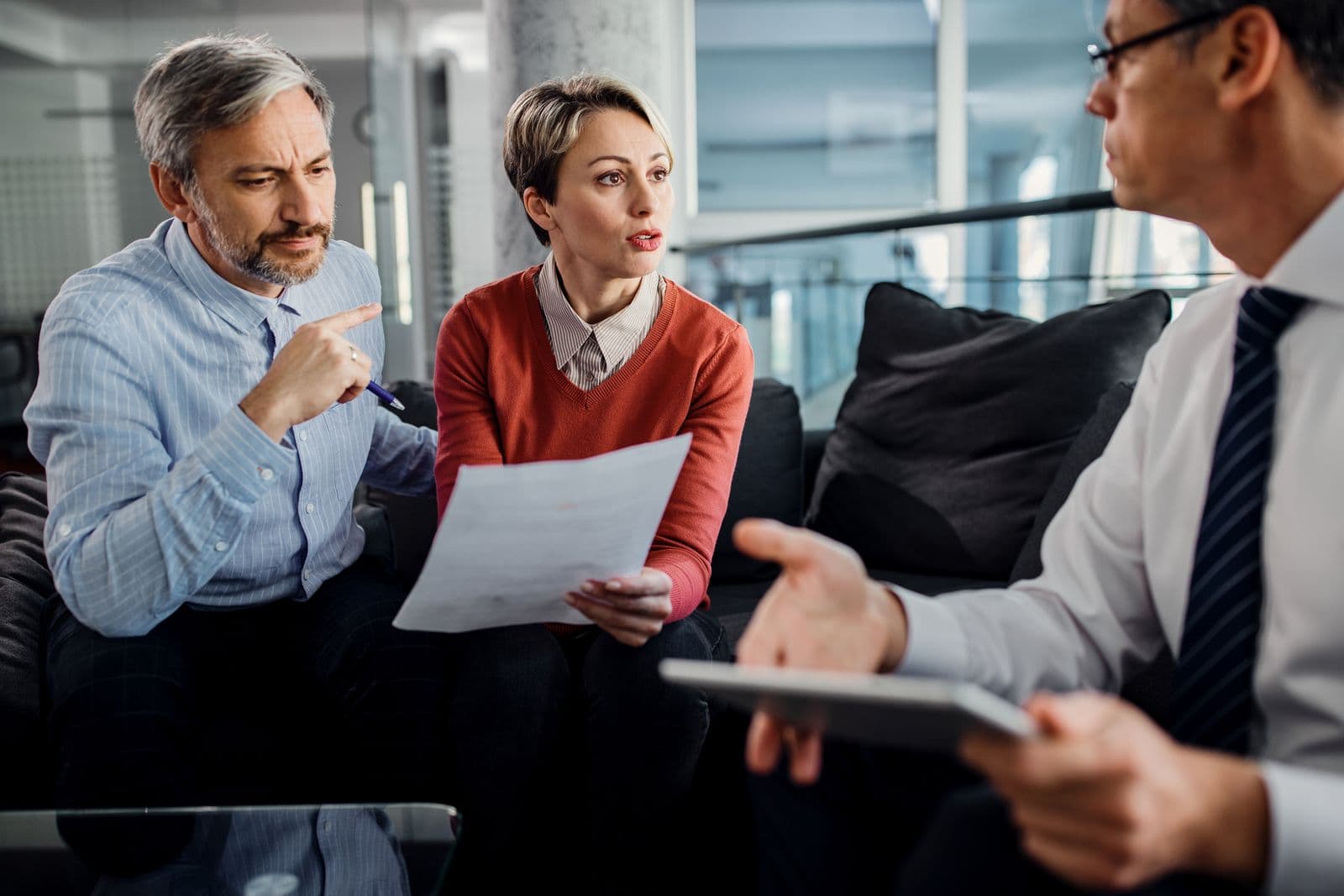 Besprechung im Büro, Unterlagen und Tablet auf dem Tisch