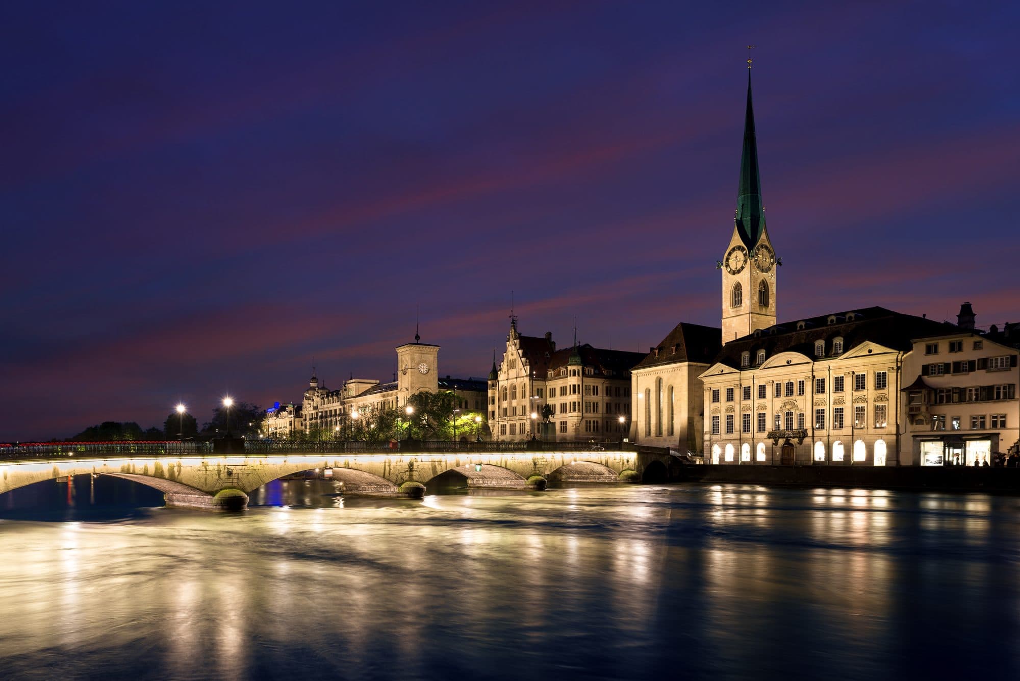 Zürich am Abend mit Fraumünster und Limmat